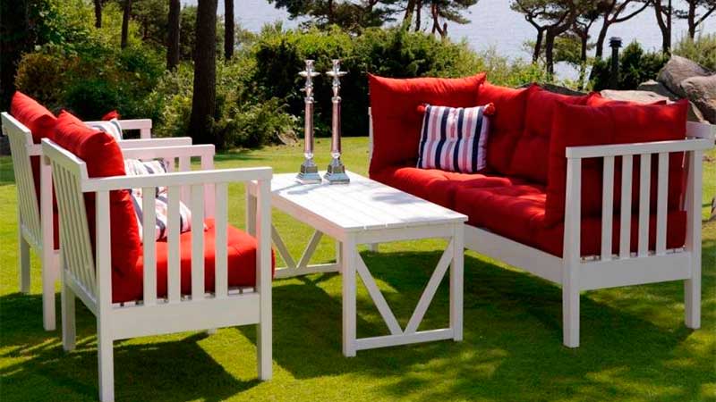 decorar tu terraza con almohadas y fundas de colores